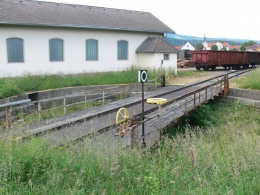 Eine alte handbetriebene Drehscheibe, die zum Umsetzen der Lokomotiven diente. Diese Drehscheibe wird beim Einsatz von Sonderfahrten, die mit alten Dampfloks durchgeführt werden, verwendet.