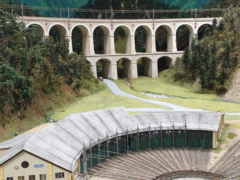 Blick über den Ringlokschuppen auf das Viadukt "Kalte Rinne"